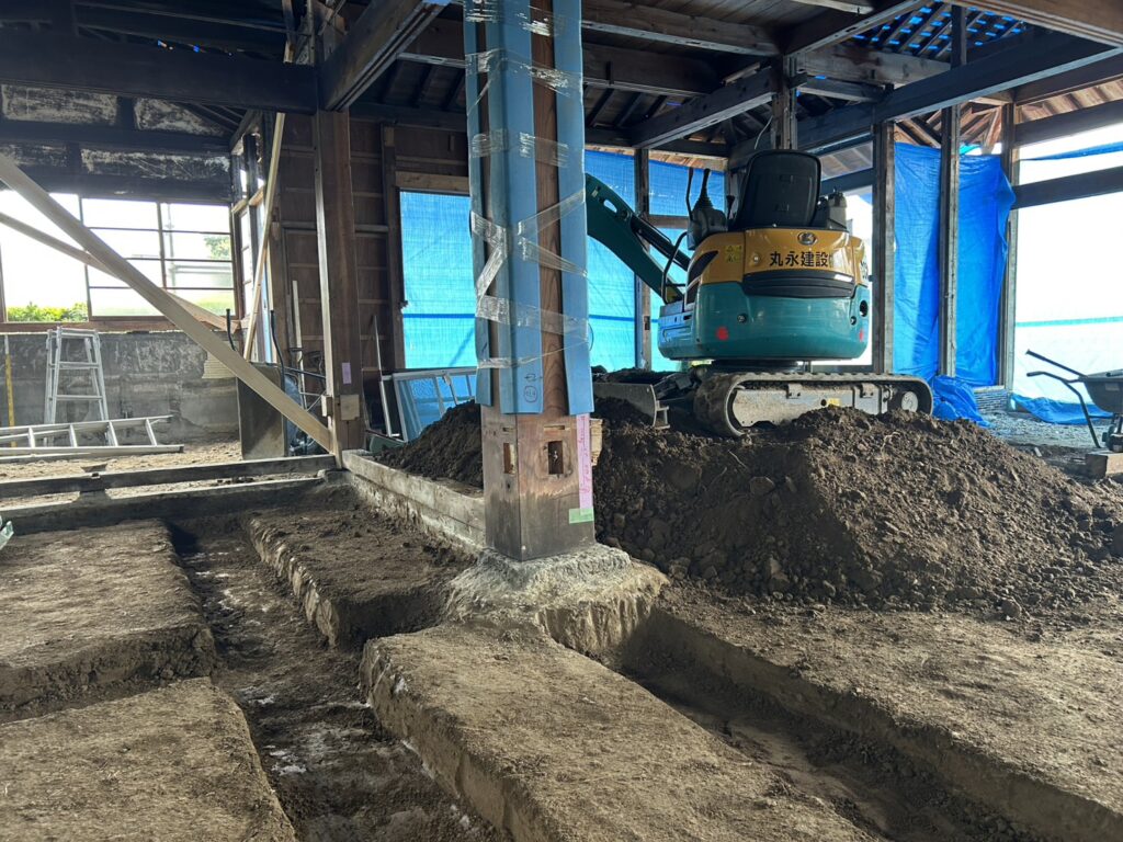 古民家再生工事において既存基礎を活かしつつ新設基礎構築のための掘削・下地調整を行っている施工状況