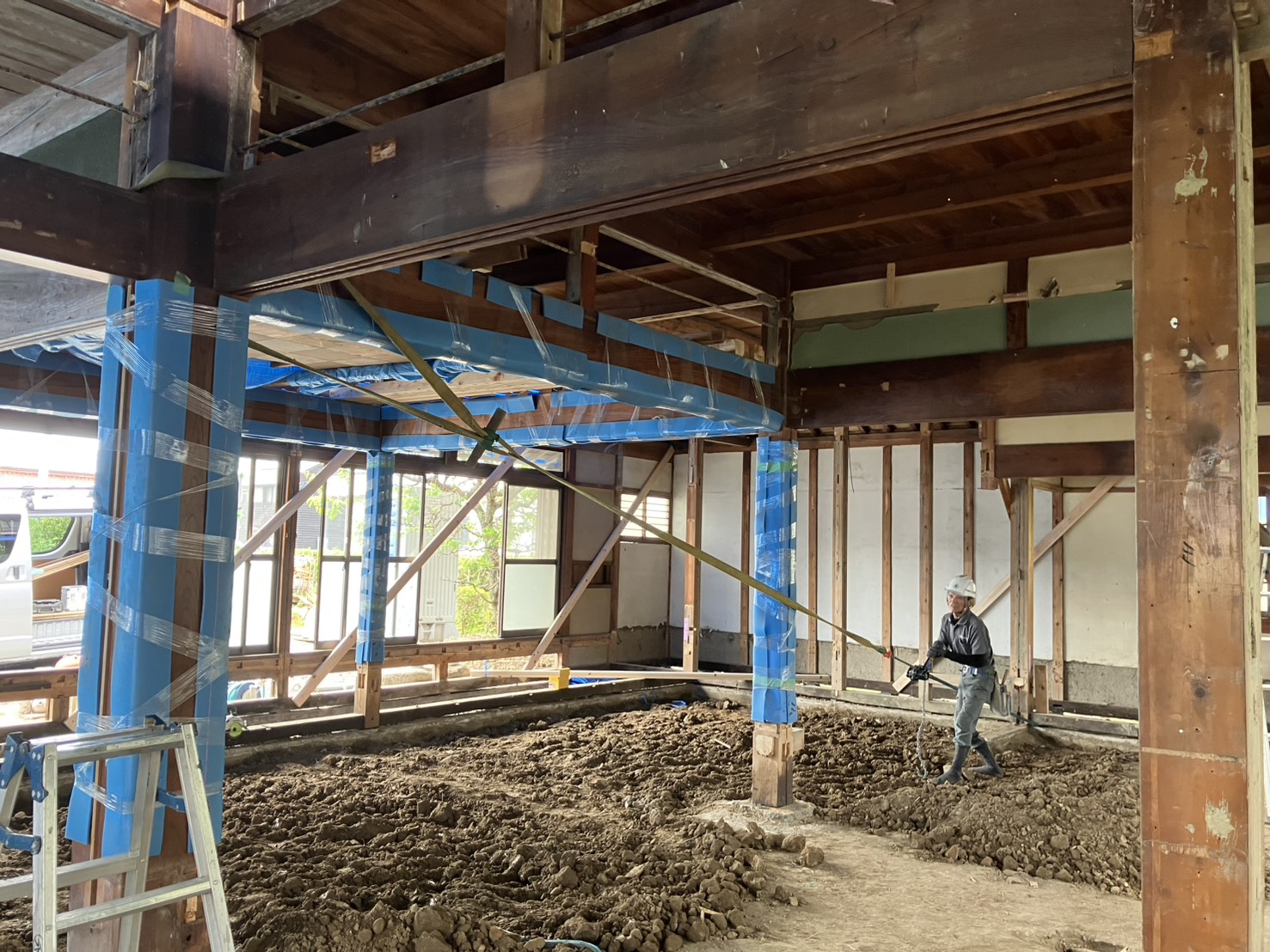 築66年古民家の柱建て起こし作業